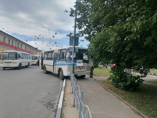 В Лежневе пассажирский автобус въехал в фонарный столб